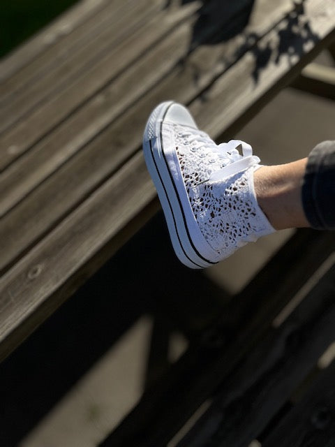 Sneaker hoog in kant met veters - White