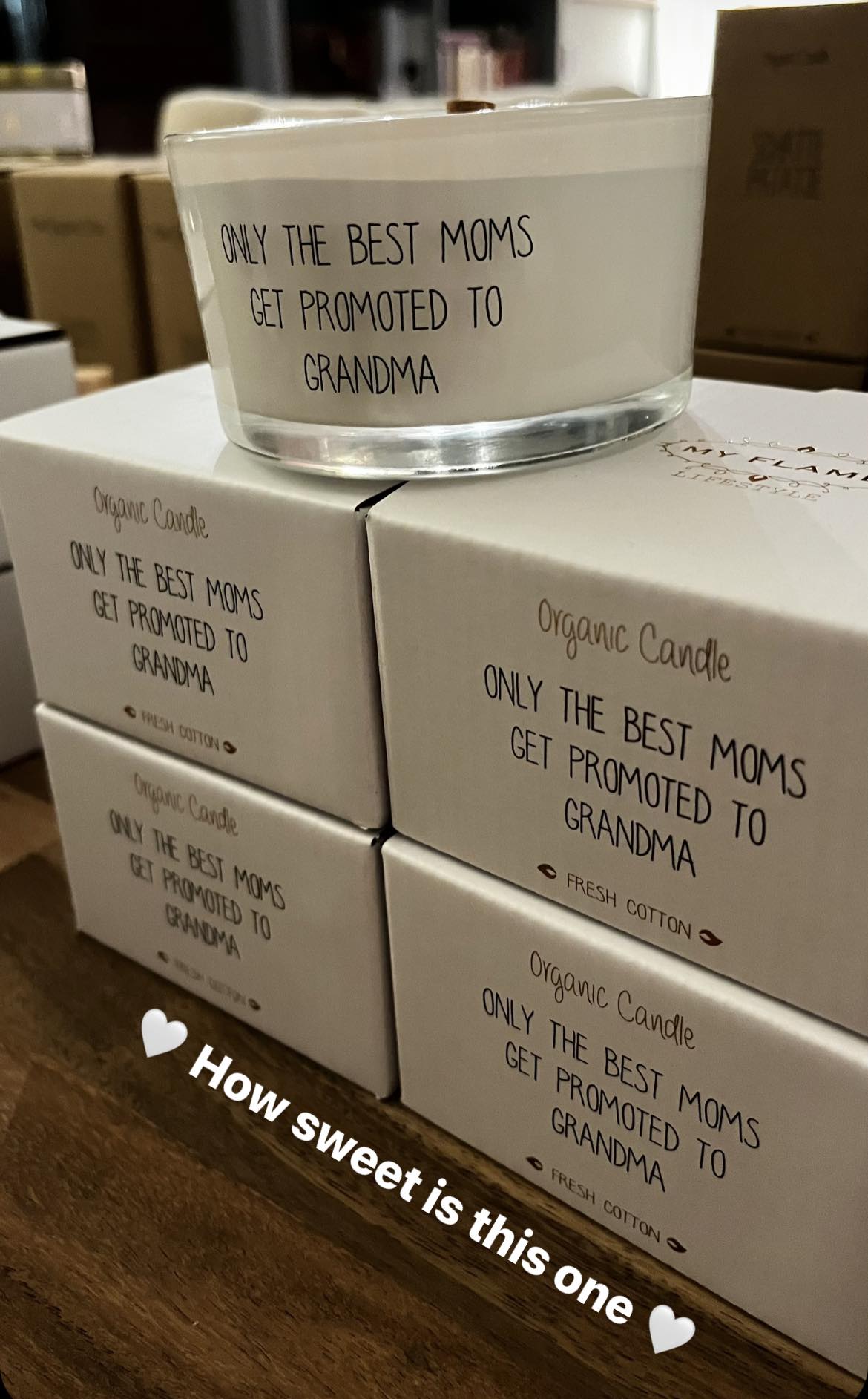 Geurkaars met Flessenpost -  'Only the best moms get promoted to grandma' - You are truly amazing. Love you to the moon and back.