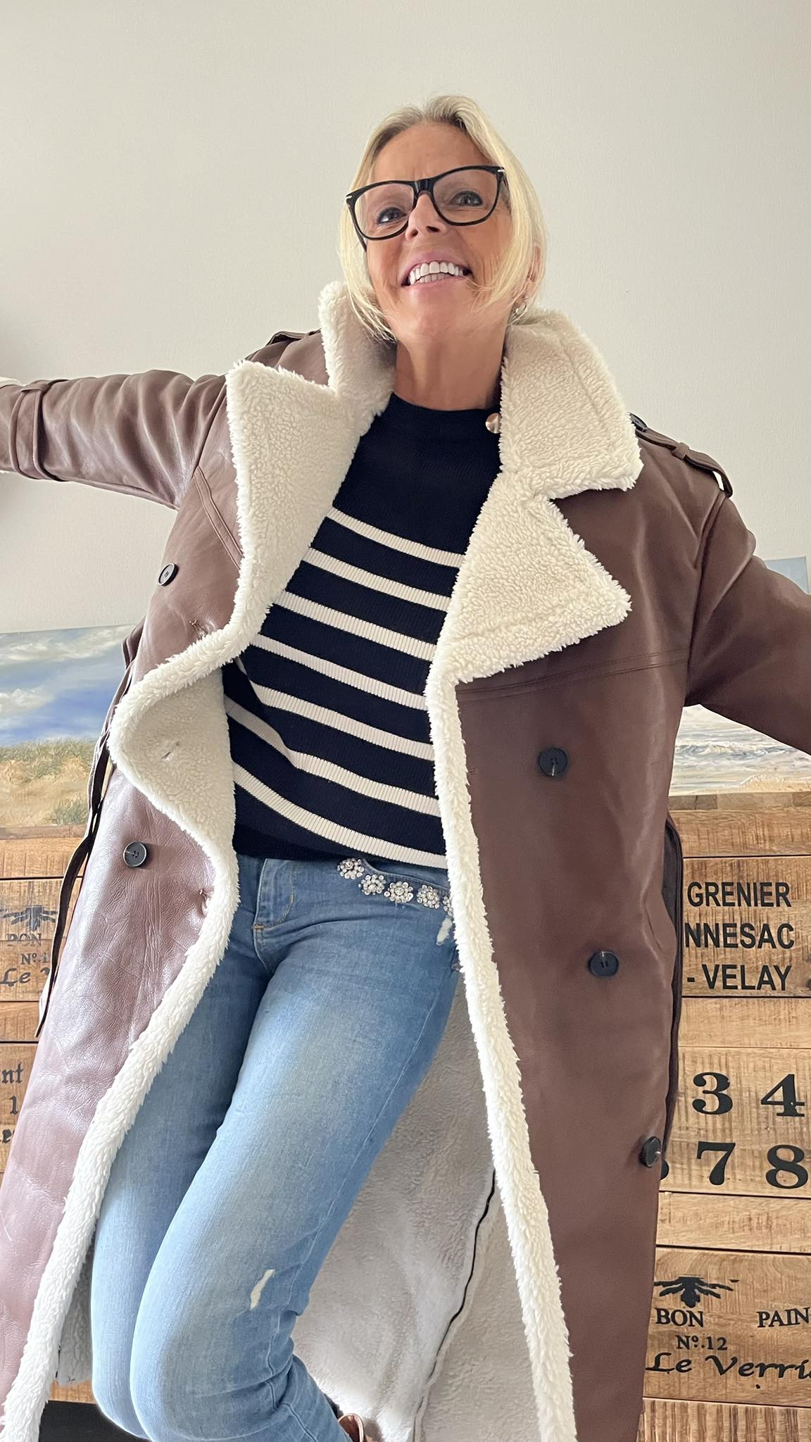 https://amarestyle.be/products/warm-gevoerde-leatherlook-lange-mantel