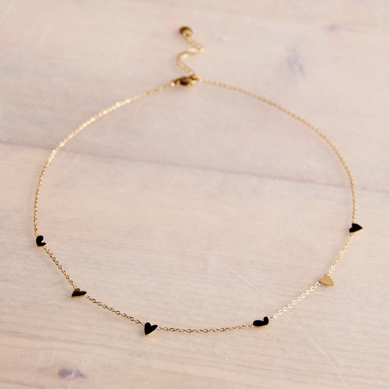 RVS fijn kettinkje met 6 mini hartjes – nude/black/gold – gold RVS