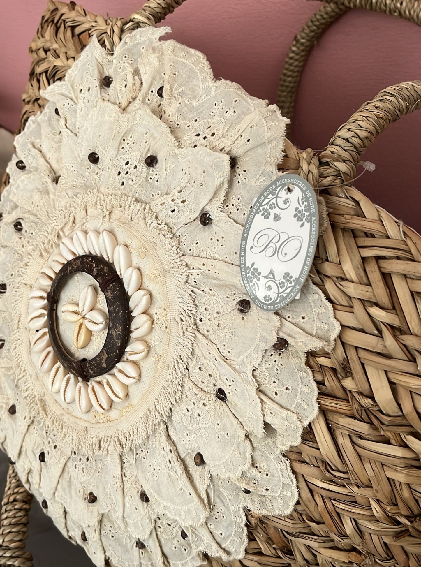 Bohemian Bag in Straw with flower-shaped lace decoration