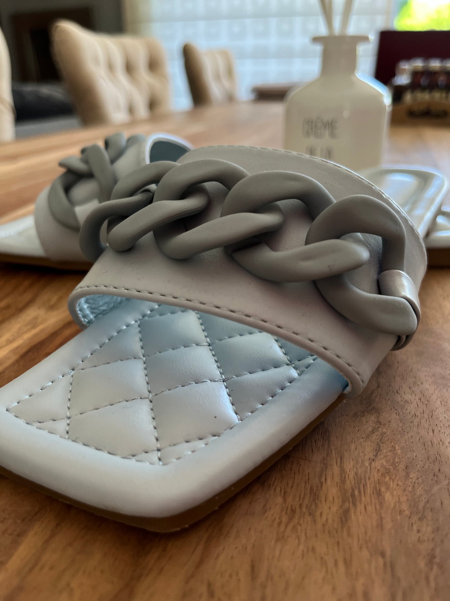 Plat Trendy muiltje met een Chainvlecht