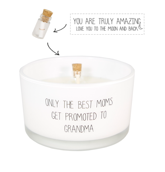 Geurkaars met Flessenpost -  'Only the best moms get promoted to grandma' - You are truly amazing. Love you to the moon and back.