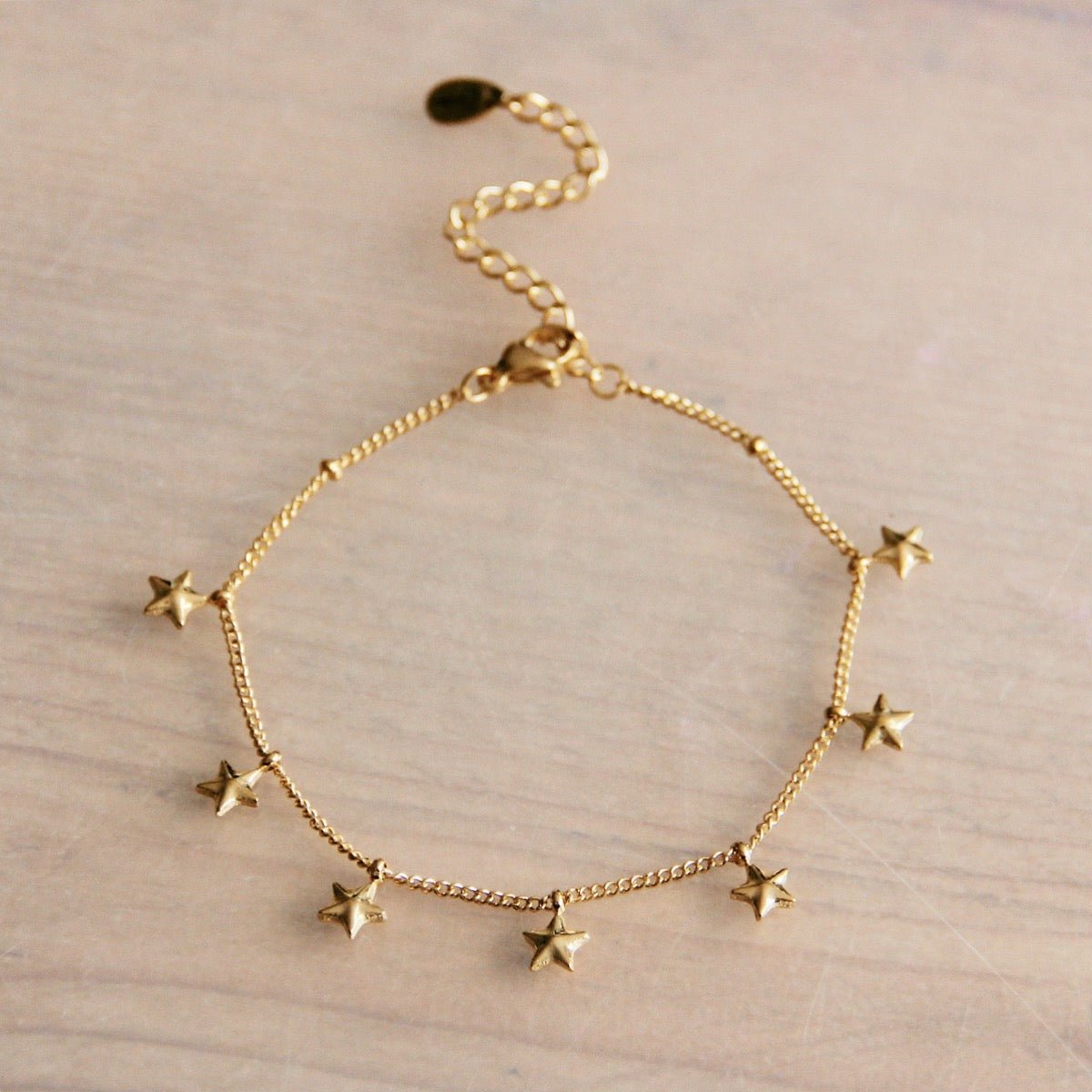 Armbandje met mini STERREN β goudkleurig RVS